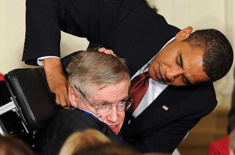 Imagen del 2009. El presidente Barack Obama entregó la Medalla de la Libertad Presidencial al físico teórico británico Stephen Hawking. Foto: archivo AFP
