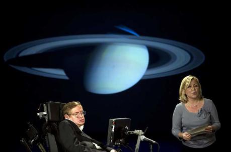 Imagen del 2008. Stephen Hawking y su hija Lucy Hawking durante una conferencia en la Universidad George Washington. Foto: archivo AFP