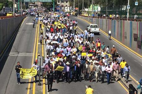 La protesta de taxistas salió desde el parque El Arbolito. Foto: Eduardo Terán / ÚN