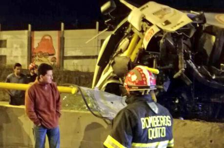 La estructura del camión quedó de costado. Foto: tomada de la cuenta de Twitter del Cuerpo de Bomberos de Quito