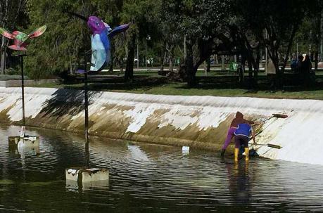 Desde la mañana del lunes 16 de abril del 2018 se iniciaron los trabajos para vaciar el agua de la laguna de La Carolina. Foto: Eduardo Terán / ÚN