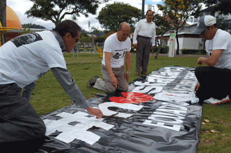 Los gremios de los periodistas de Azuay también se sumaron a la vigilia Por la Paz que debía cumplirse a partir de las 16:30. Grupos de comunicadores se ubicaron el el parque de La Madre a pintar banderas y carteles que exigían la devolución de los cuerpo