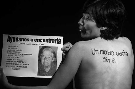 Isabel Cabrera muestra la imagen de Leonor María Ramírez. (8 de abril del 2013). Foto: Paúl Rivas / ÚN