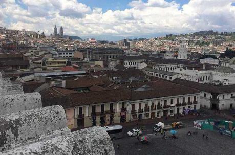 Desde el punto más alto de la iglesia de San Francisco puede apreciar una vista única de Quito. Foto: Santiago Sarango / ÚN