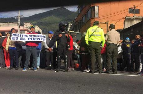 Desde las 06:00 de hoy, más de 100 moradores de La Comuna exigieron al Municipio un puente peatonal. Foto: Eduardo Terán / ÚN