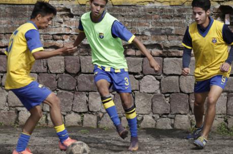Stalin Quisaguano (centro), defensa del equipo, avanza ante la marca de Steven Puente (der.) y otro futbolista.