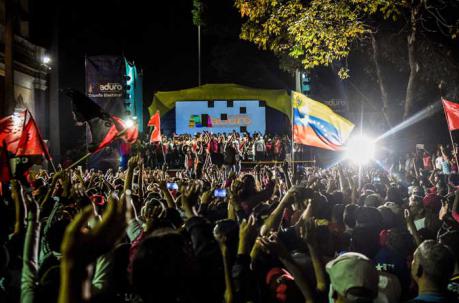 El presidente venezolano, Nicolás Maduro, se dirige a sus seguidores después de que el Consejo Nacional Electoral (CNE) anunciara los resultados de la votación el día de las elecciones en Venezuela. Foto: AFP