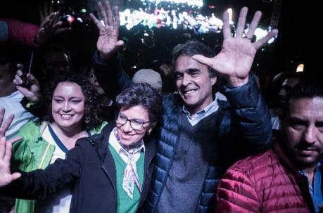 El candidato de la Coalición Colombia, Sergio Fajardo (2d), celebra junto a su fórmula a la Vicepresidencia Claudia López (2i) y la senadora electa por el partido Verde Angelica Lozano (i) en su sede de campaña . Foto: EFE