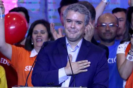 El candidato del partido uribista Centro Democrático, Iván Duque, saluda a sus seguidores tras ganar la primera vuelta de las elecciones presidenciales. Foto: EFE