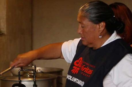 Las personas vinculadas a Cáritas apoyan en la alimentación de personas de escasos recursos. Foto: ÚN