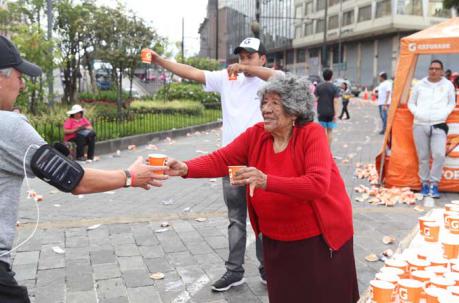 A lo largo del recorrido hubo gente que ayudaba a los competidores con un vaso o botella de agua. Foto: Diego Pallero / ÚN