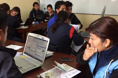 Los estudiantes de la Unidad  Educativa Consejo Provincial ayudan con los registros. Foto: Betty Beltrán / ÚN