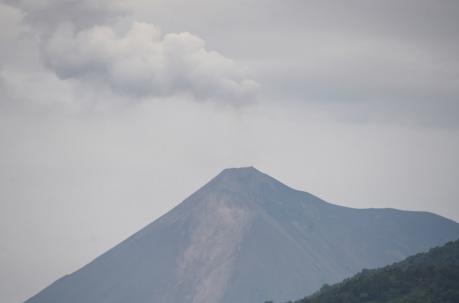 Volcán de Fuego tomada de San Miguel Los Lotes, un pueblo en el departamento de Escuintla, a unos 35 km al suroeste de Ciudad de Guatemala. Foto: AFP