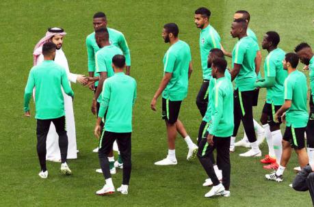 El ministro de Deportes de Arabia Saudita Turki al-Sheikh interrumpe la sesión de entrenamiento del equipo nacional de Arabia Saudita para hablar con los jugadores. Foto: EFE