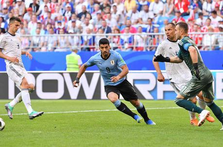 Luis Suárez marcó el segundo tanto de tiro libre. Foto: AFP