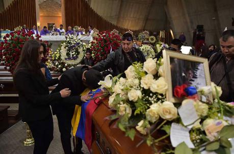 En la iglesia La Dolorosa se celebró un misa previo al sepelio del equipo periodístico de El Comercio. Foto: AFP