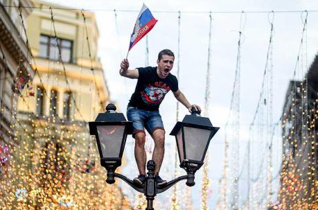 En las calles de Moscú, más de 100 000 personas celebraron la victoria de los rusos. Foto: AFP