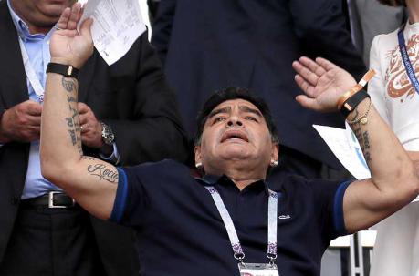 Maradona pasó de ser un histórico jugador argentino a un gran buscador de problemas. Foto: EFE
