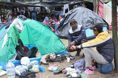 Frente a la terminal terrestre de Carcelén, venezolanos armaron un campamento.