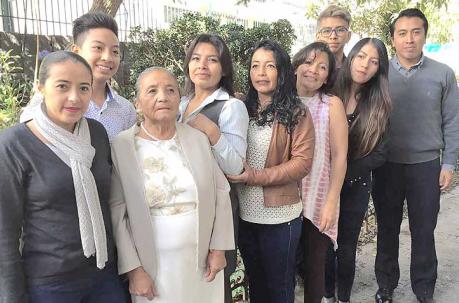 La familia de la joven que recibió un trasplante de pulmones estuvo ayer en el H. Carlos Andrade Marín. Foto: Ana Guerrero / ÚN