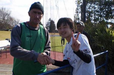 Yusuke junto a Edgardo Bauza, en el Mundial de Clubes (2008). Foto: Archivo particular de Yusuke