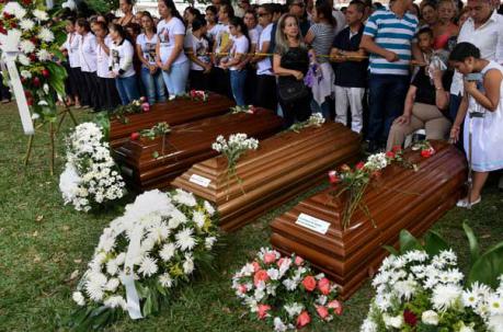 Familiares de las víctimas asistieron a una ceremonia religiosa en su honor, en Cali, Colombia, el 21 de agosto de 2018. Foto: AFP