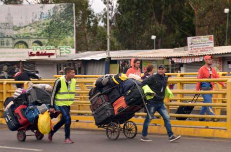 Ciudadanos venezolanos siguen ingresando al Ecuador por Rumichaca. Foto: EFE