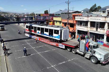 La caravana con los vagones circuló a 20 kilómetros por hora, por el carril derecho de la Panamericana Sur. Foto: Vicente Costales / ÚN
