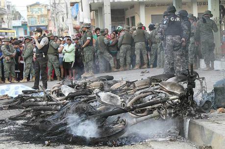 Habitantes quemaron también vehículos de la Policía. Foto: Mario Faustos / ÚN