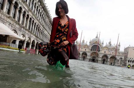 La marea alcanzó un máximo de 156 centímetros, el nivel más alto en 10 años, y dejó más del 70% del centro histórico de Venecia bajo el agua. Foto: EFE