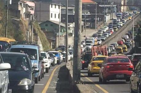Una larga fila de vehículos se formó por el cierre de la vía. Foto: Eduardo Terán / ÚN