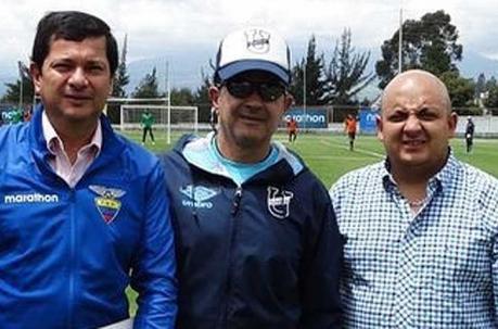 Manolo Illescas (der) consigue colegios  y viviendas a los jugadores de la Católica.