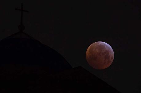 El eclipse duró unas tres horas: una primera hora en que la Luna llena fue suavemente tragada por la sombra de la Tierra, luego una hora de eclipse total y finalmente una hora en que la Luna progresivamente se asomó nuevamente plena y brillante. Foto: AFP