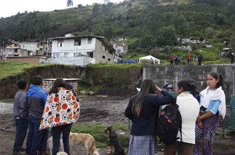 La mañana de este 26 de febrero del 2019, vecinos colaboraron en la limpieza tras el deslizamiento de tierra. Foto: Galo Paguay / ÚN