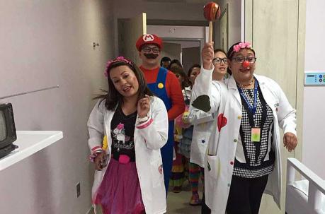 En un día de trabajo de los clowns en el Hospital del IESS del Sur.