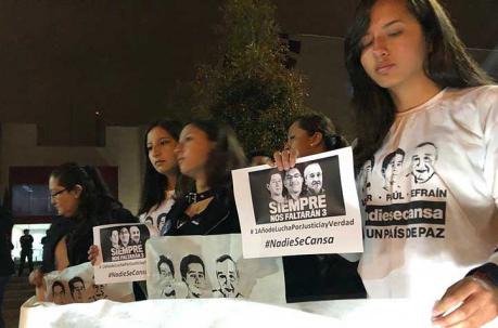 Los rostros de las tres víctimas fueron centro del plantón del silencio. Foto: Patricio Terán / ÚN