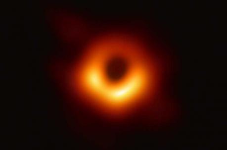 Un agujero negro es un objeto celeste que posee una masa extremadamente importante en un volumen muy pequeño. Foto: EFE