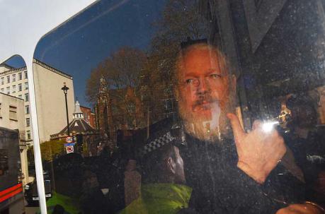 Julian Assange fue sacado este 11 de abril del 2019 de la embajada de Ecuador en Londres.  Foto: EFE