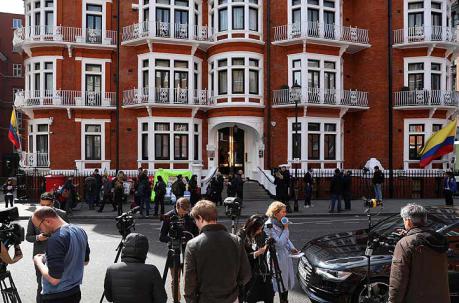 Desde el 2012, manifestantes, policías y, periodistas se concentraban afuera de embajada ecuatoriana en Londres. Foto: AFP