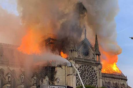 Las llamas sobre todo salían de la aguja central de la catedral de Notre Dame, en París. Foto: AFP