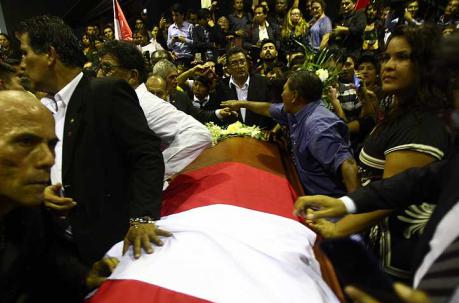 Cientos de personas se reunieron para rendirle un último homenaje al expresidente Alan García. Foto: EFE