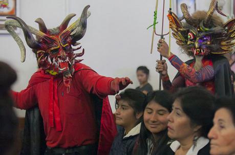 Diablos de Alangasí tratan de 'tentar' a los fieles. Foto: Julio Estrella / ÚN