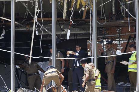 La policía de Sri Lanka investiga la escena después de una explosión en el Hotel Shangri-La en Colombo, Sri Lanka. Foto: EFE