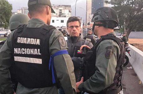 Leopoldo López fue liberado de la prisión domiciliaria por los militares que apoyan a Guaidó. Foto: AFP
