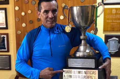 Guasapaz, 32 años después, posa con el premio que lo consagró.