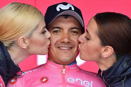 Richard Carapaz luciendo la 'maglia rosa' al finalizar la etapa 17 del Giro de Italia. Foto: EFE