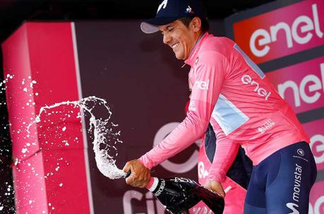 Richard Carapaz luciendo la 'maglia rosa' al finalizar la etapa 17 del Giro de Italia. Foto: AFP