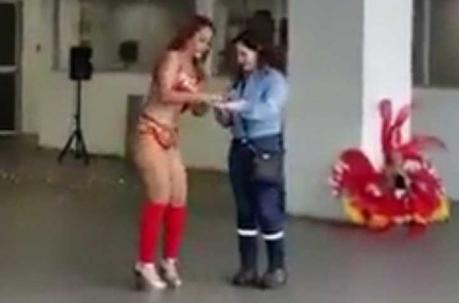 En las imágenes se ve bailando a una mujer mientras sirve bombones en la boca a los funcionarios de esta planta. Fotos: captura