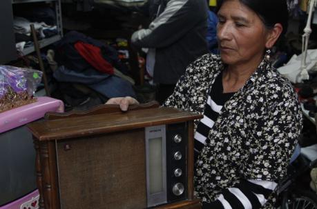 Rosario Piguave muestra una radio Hitachi. Foto: Galo Paguay / ÚN