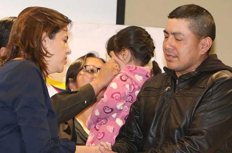 La ministra de Gobierno, María Paula Romo estuvo en la entrega de la niña a su padres. Foto: Vicente Costales / ÚN
